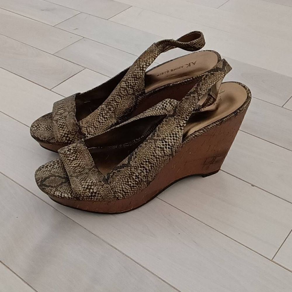 AnneĀ Klein Women's AK Fortuna Snake Skin Pattern WedgeāSlingbackāSandalsā9.5M